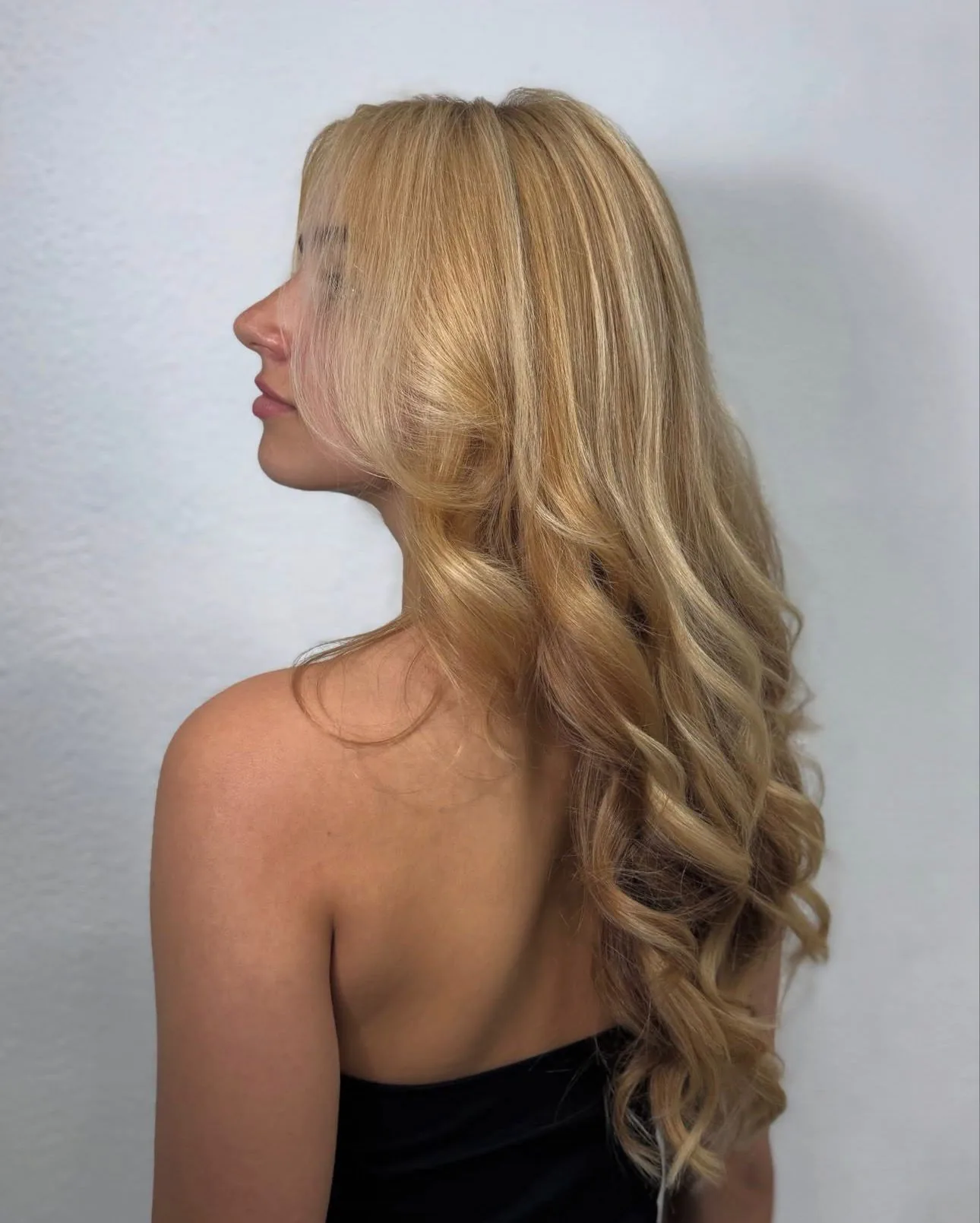 Brushing modelado loiro realizado na Rosy Spa em Queluz