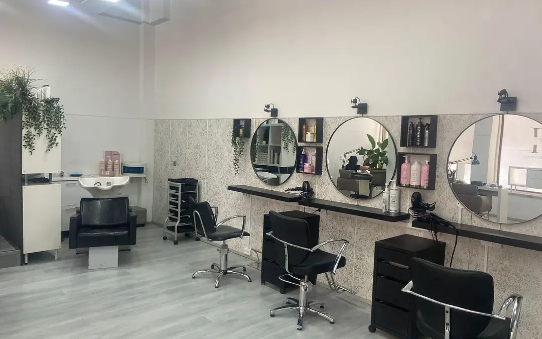 Interior da Rosy Spa - Centro de Estética em Queluz com zona de cabeleireiro, lavatórios e espelhos